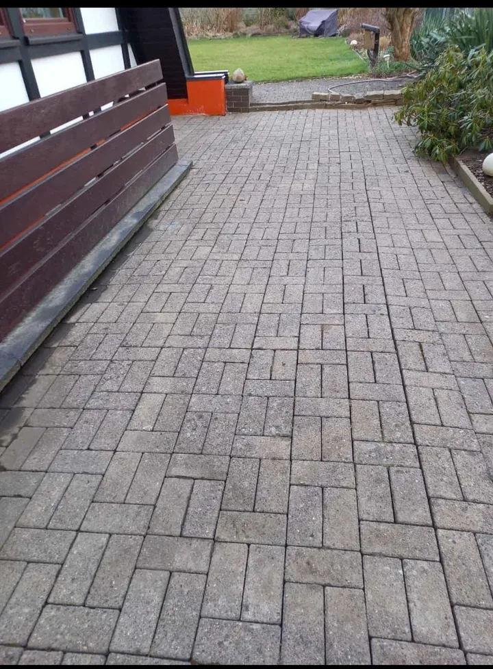 Gründlich gereinigte Pflasterfläche nach der Arbeit