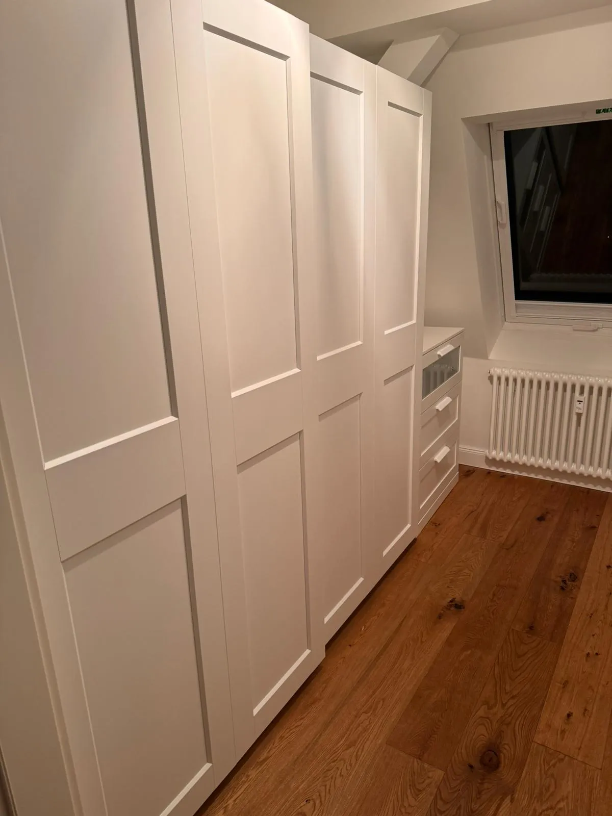 Vollständig aufgebauter und ausgerichteter Kleiderschrank