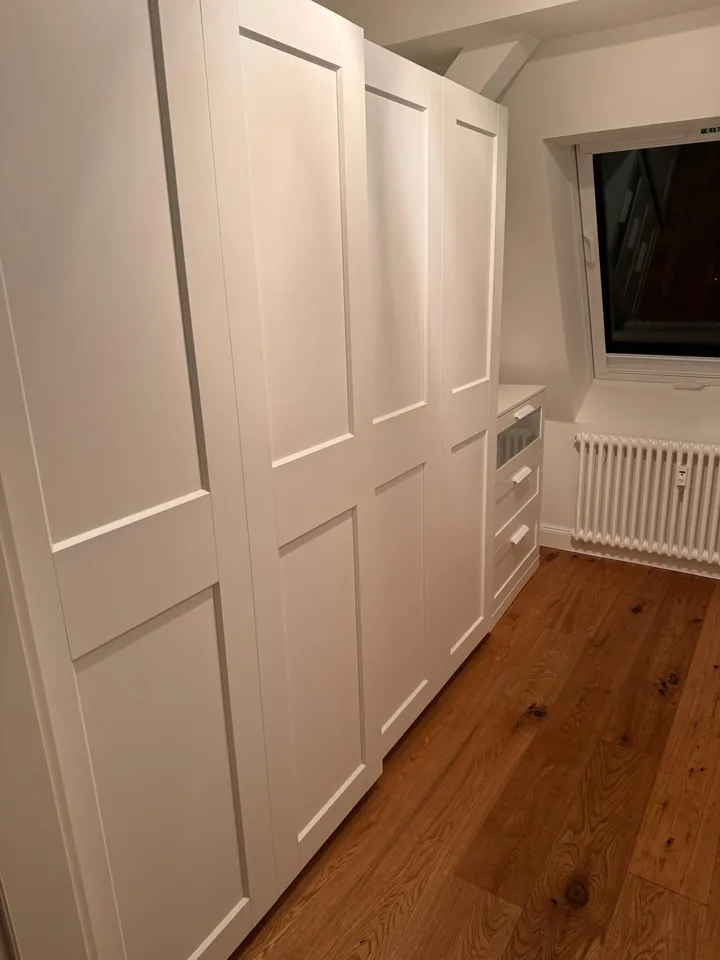 Vollständig aufgebauter und ausgerichteter Kleiderschrank