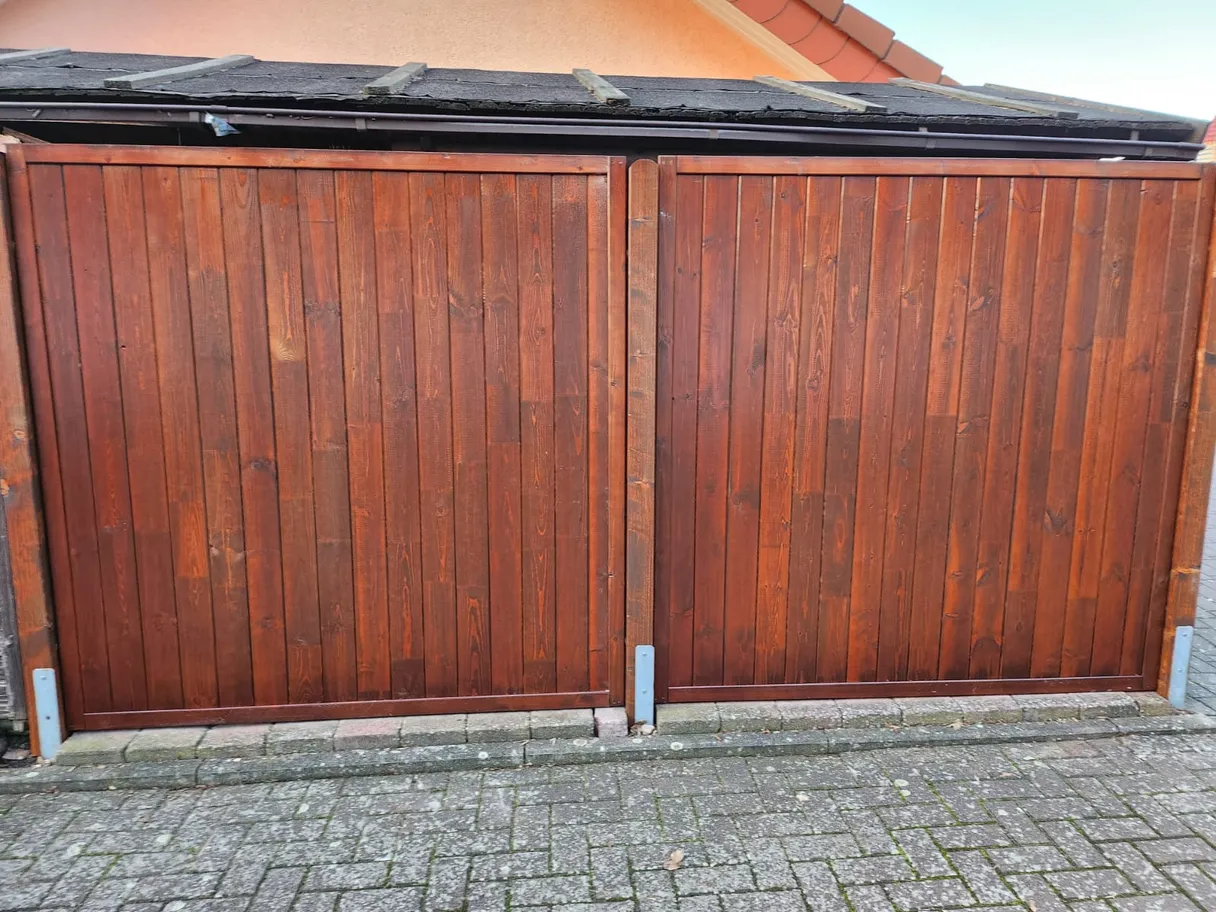 Neu aufgebauter und lasierter Holzzaun