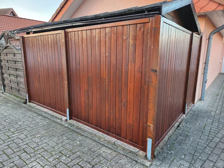 Neue Holzkonstruktion aus seitlicher Perspektive nach der Erneuerung