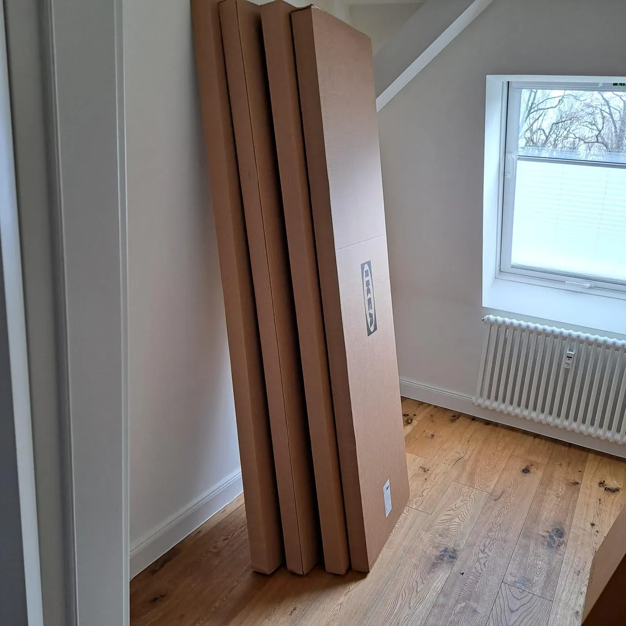 Verpackte Schrankelemente vor dem Möbelaufbau