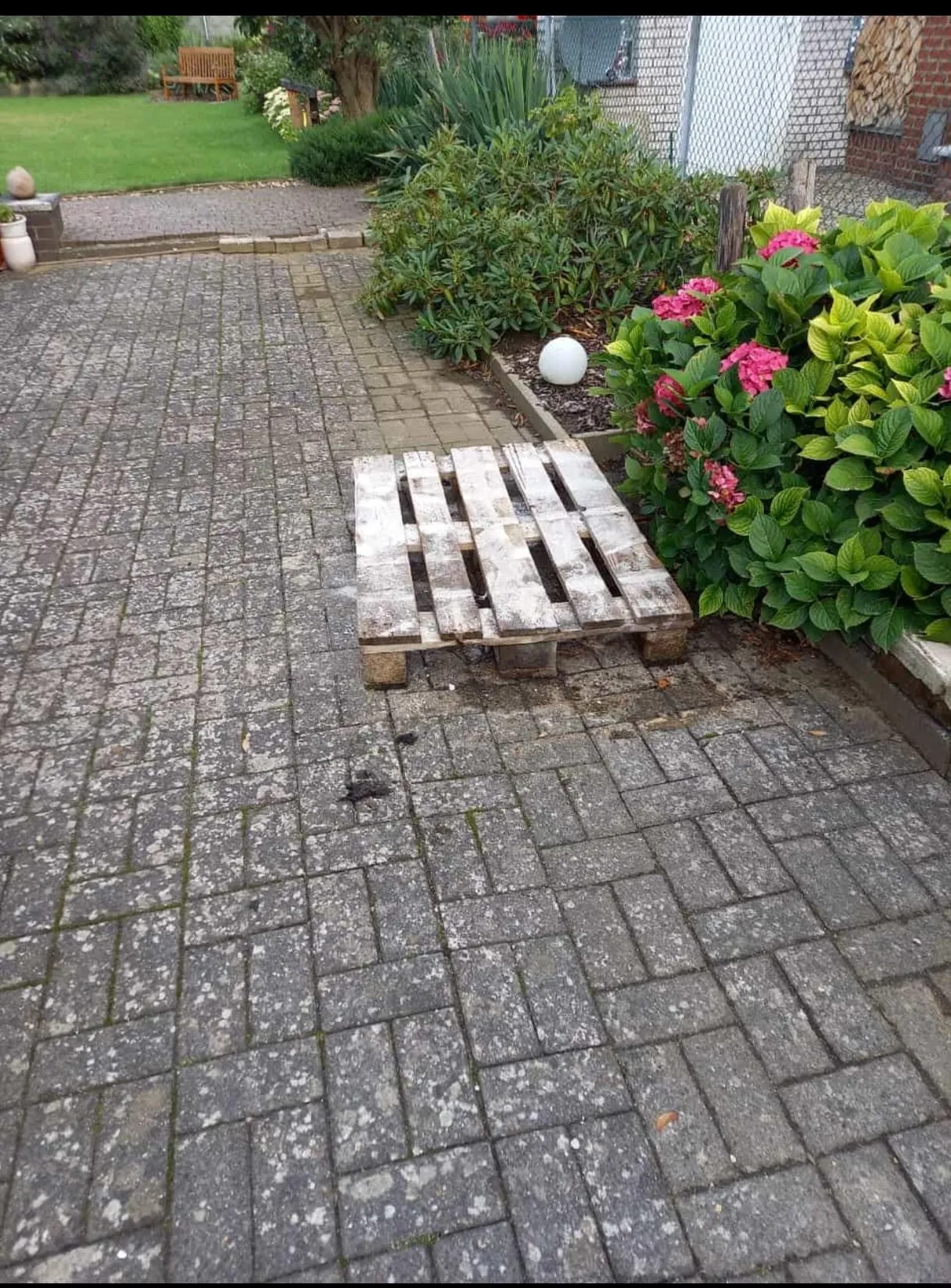 Stark verschmutzte Pflasterfläche vor der Reinigung