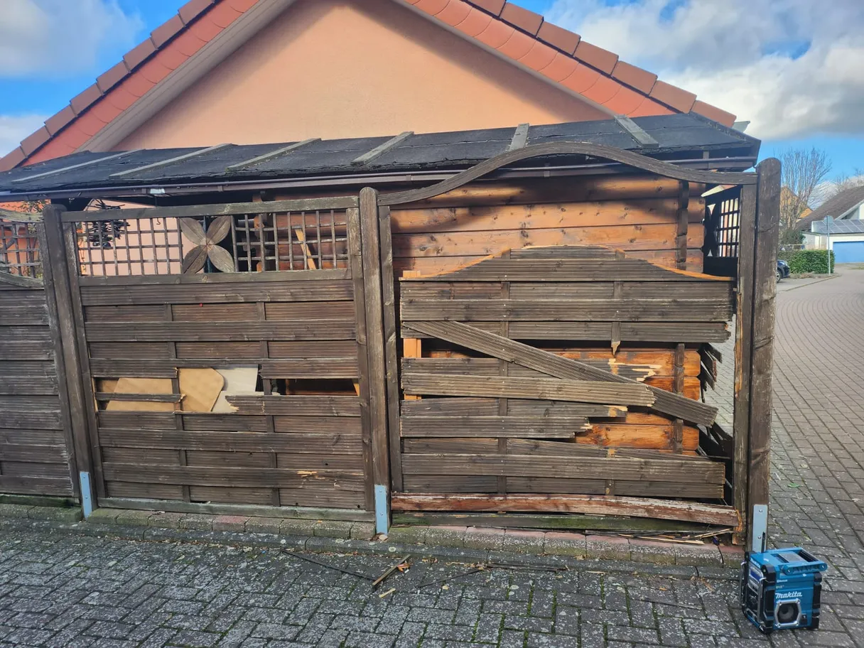 Stark beschädigter Holzzaun vor der Erneuerung