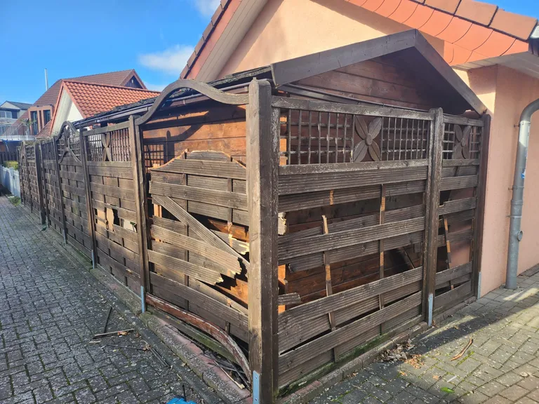 Beschädigter Zaun aus seitlicher Perspektive vor der Erneuerung